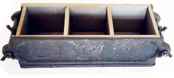 KHUÔN ĐÚC MẪU VỮA XI MĂNG 70,7MM - KÉP 3 BẰNG GANG dụng cụ dùng để đúc mẫu thí nghiệm vữa xi măng, mẫu sau khi đúc là mẫu hình lập phương có kích thước 70,7 mm, một lần đúc được 3 mẫu thí nghiệm ( một tổ mẫu). Tùy vào mục đích sử dụng khác nhau mà khuôn cũng có thể được làm bằng Thép, bằng Nhựa,.... Khuôn đúc mẫu vữa xi măng được sản xuất bằng hợp kim gang trên dây chuyền đúc công nghệ cao nên rất chính xác, bề mặt trong được gia công nhẵn bóng, dễ sử dụng, thuận tiện khi tháo lắp.